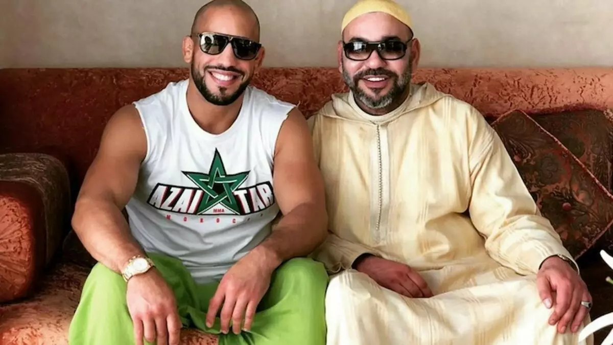 El luchador Abu Azaitar junto a Mohamed VI