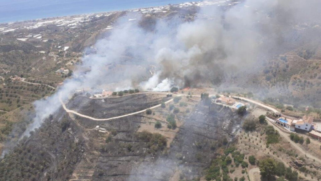 Nuevo incendio forestal en Málaga, ahora en Torrox