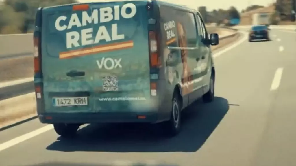 Una furgoneta de Vox con la cara de Olona se choca contra un Tesla en Sevilla