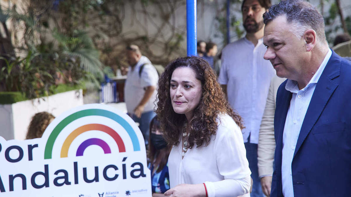 La candidata de 'Por Andalucía', Inmaculada Nieto, junto al representante de Podemos, Juan Antonio Delgado, en una imagen de archivo.
