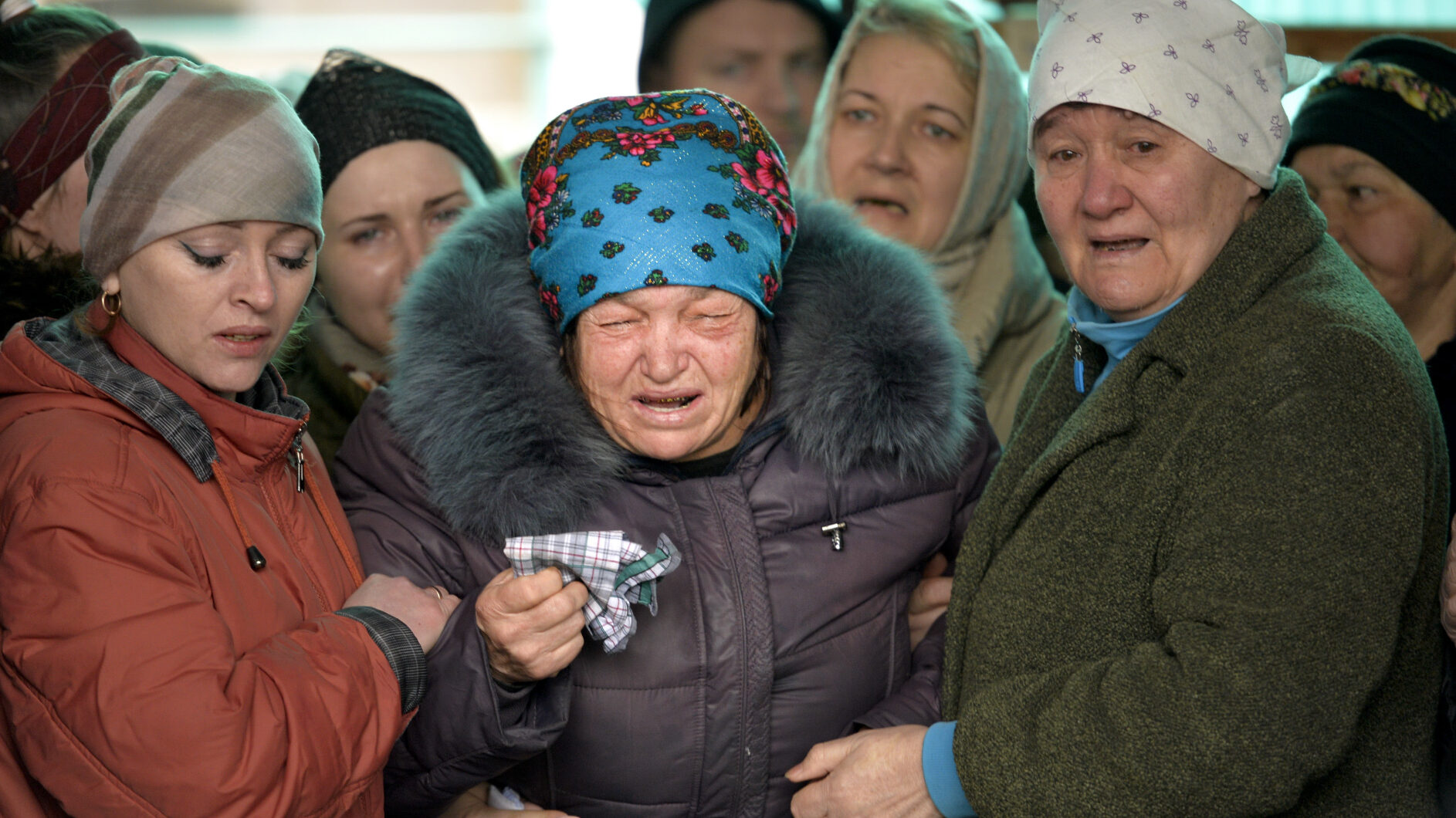La madre de un soldado ruso muerto en Ucrania llora en Kara-Balta