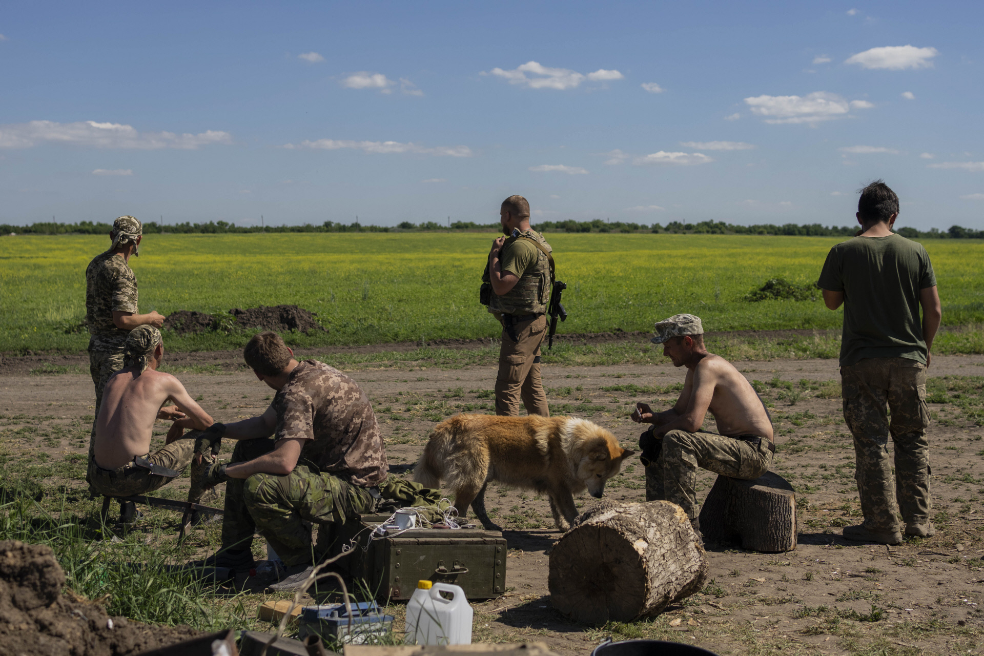 Soldados ucranianos se toman un descanso