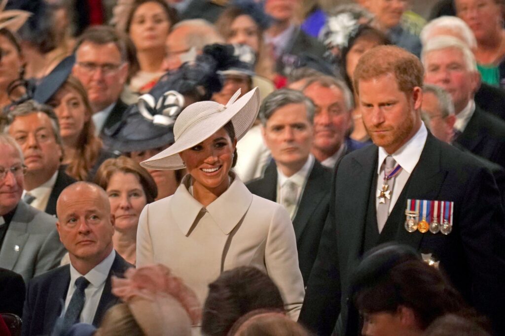 El príncipe Harry y su mujer Meghan Markle reaparecen en la misa en honor a Isabel II marcada por su ausencia