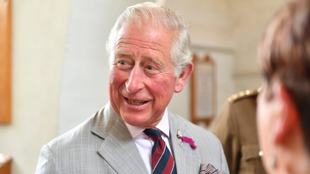El príncipe Carlos de Inglaterra aceptó bolsas llenas de dinero del exprimer ministro qatarí