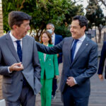 El presidente de la Junta de Andalucía, Juanma Moreno, saluda al entonces líder regional de Ciudadanos y vicepresidente andaluz, Juan Marín, en imagen de archivo. Foto/ Europa Press