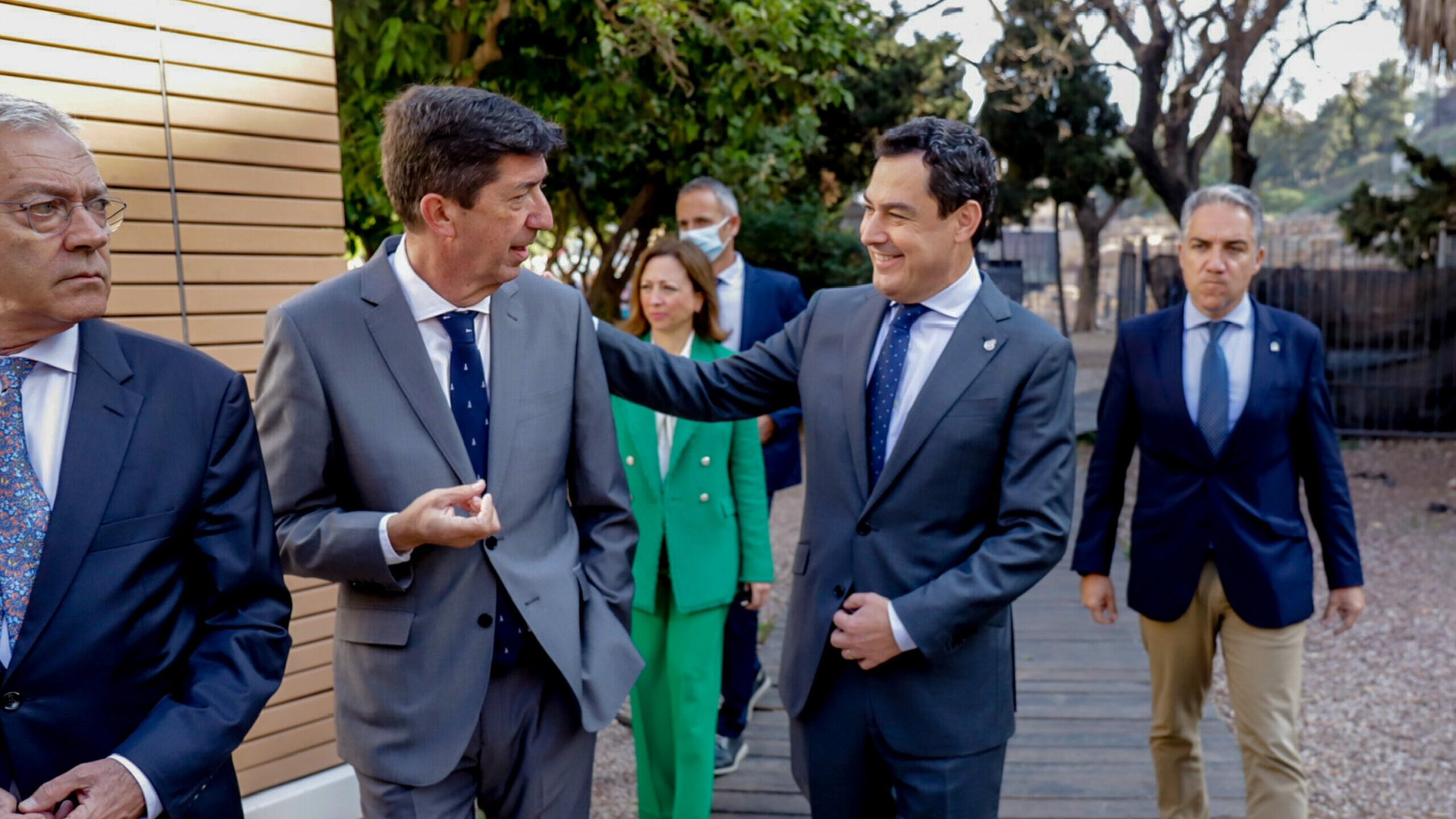 El presidente de la Junta de Andalucía, Juanma Moreno, saluda al entonces líder regional de Ciudadanos y vicepresidente andaluz, Juan Marín, en imagen de archivo. Foto/ Europa Press