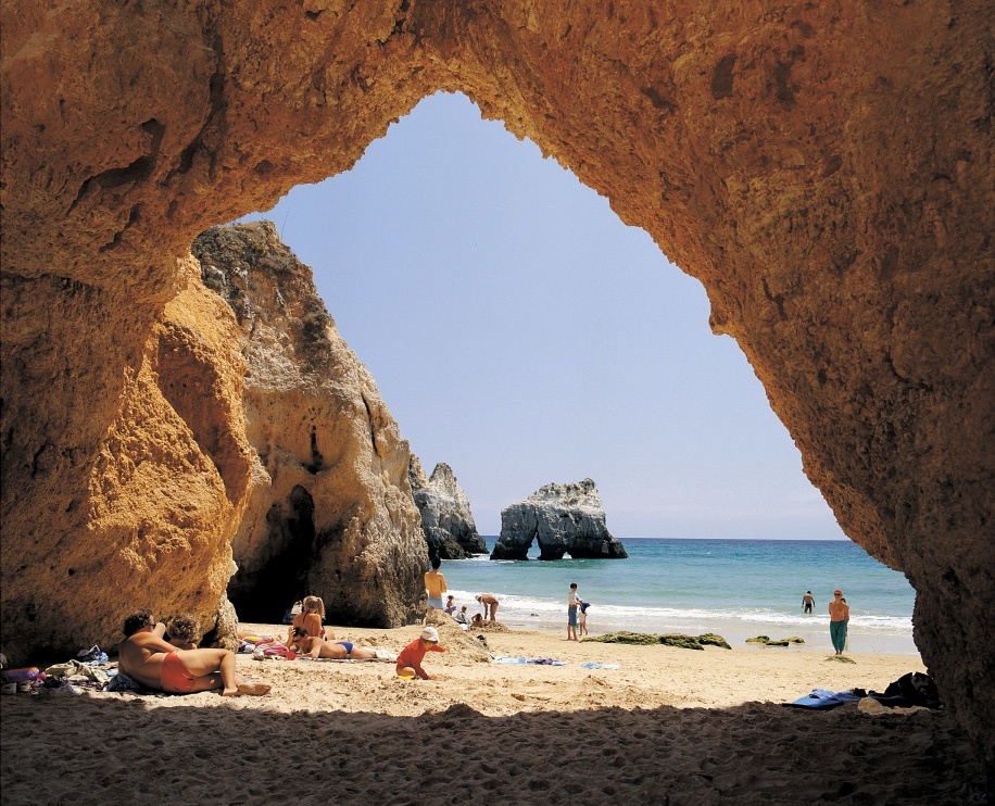 Los turistas españoles prevén unas vacaciones más largas con un mayor gasto este verano,según Marriott