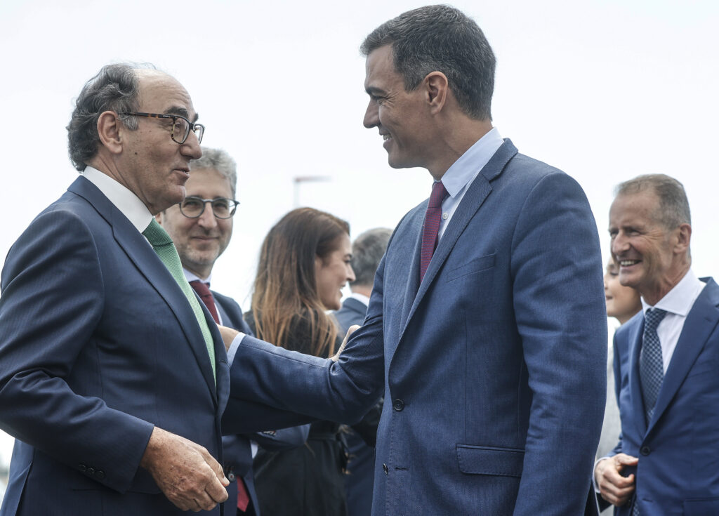 Pedro Sánchez vuelve a retrasar el impuesto a las energéticas