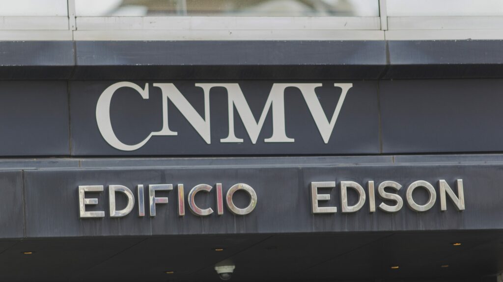 La CNMV investigará si BBVA ha ocultado información en la OPA tras la denuncia del Sabadell