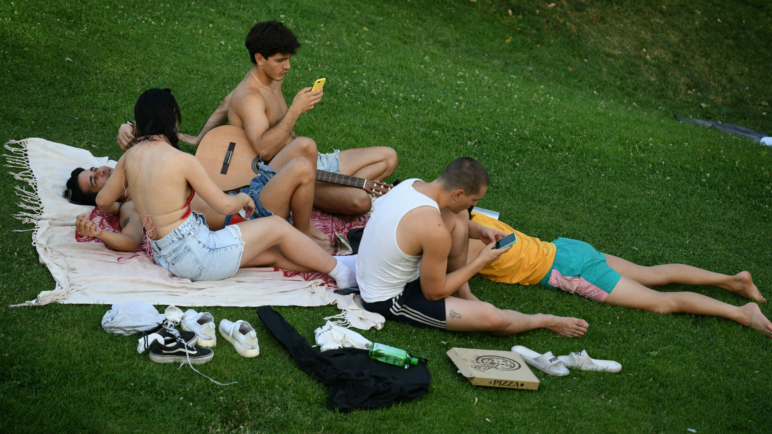 Varias personas se refugian de la ola de calor en los chorros de Madrid Río