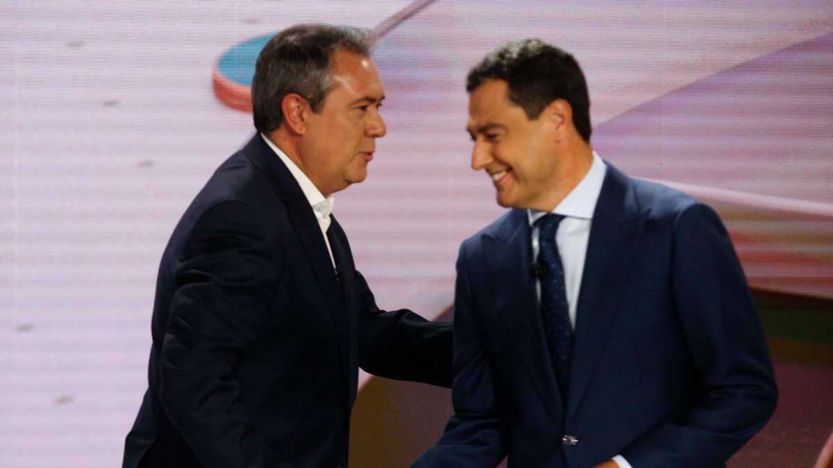 El candidato del PSOE, Juan Espadas, saluda al del PP y presidente de la Junta, Juanma Moreno, en el debate electoral del 13 de junio en Canal Sur. Foto/ Europa Press