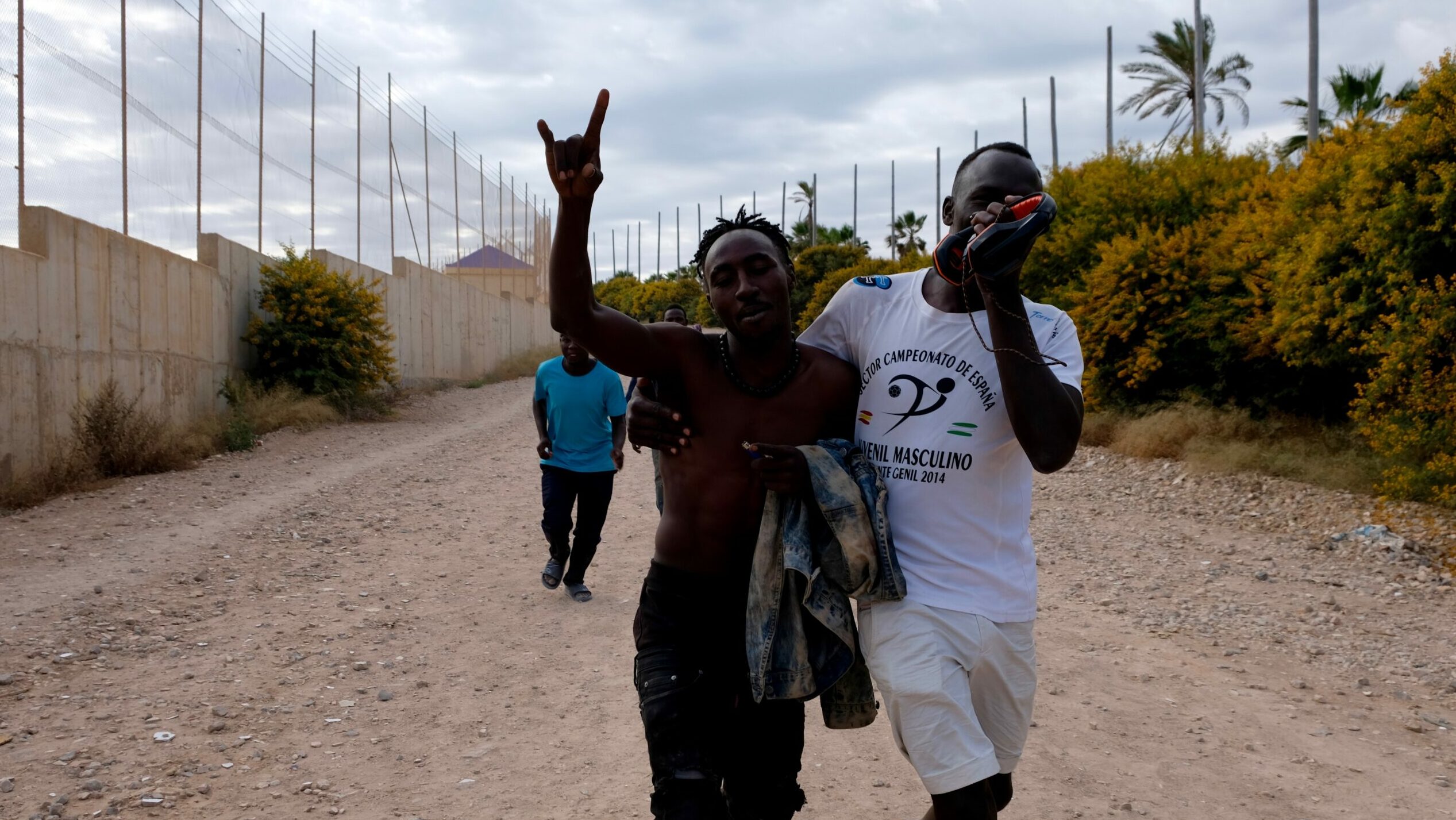 Cientos de migrantes saltan la valla de Melilla al romper la puerta del puesto fronterizo del Barrio Chino