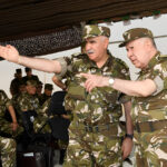 El Jefe del Estado Mayor del Ejército de Argelia, Saïd Chanegriha, visita a las tropas en el transcurso de las maniobras