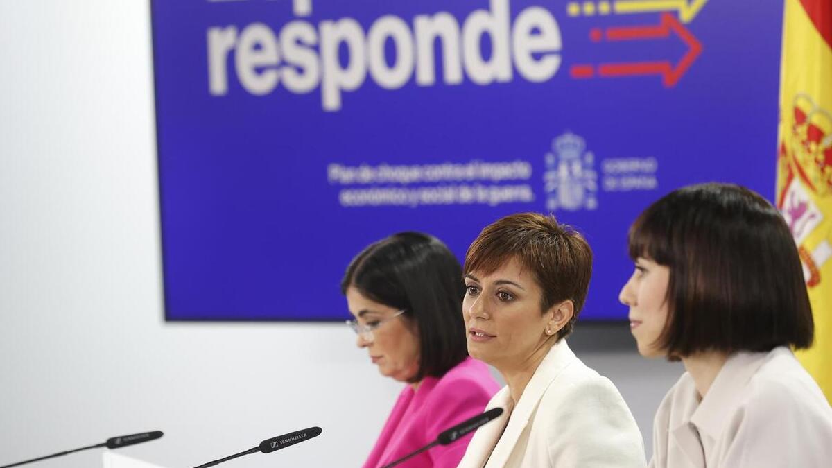 (I-D) La ministra de Sanidad, Carolina Darias; la ministra portavoz, Isabel Rodríguez, y la titular de Ciencia, Diana Morant, este martes, en Moncloa.