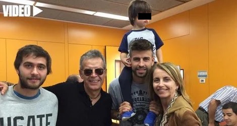 Gerard Piqué, con su hermano Marc, su padre, su hijo Milan y su madre