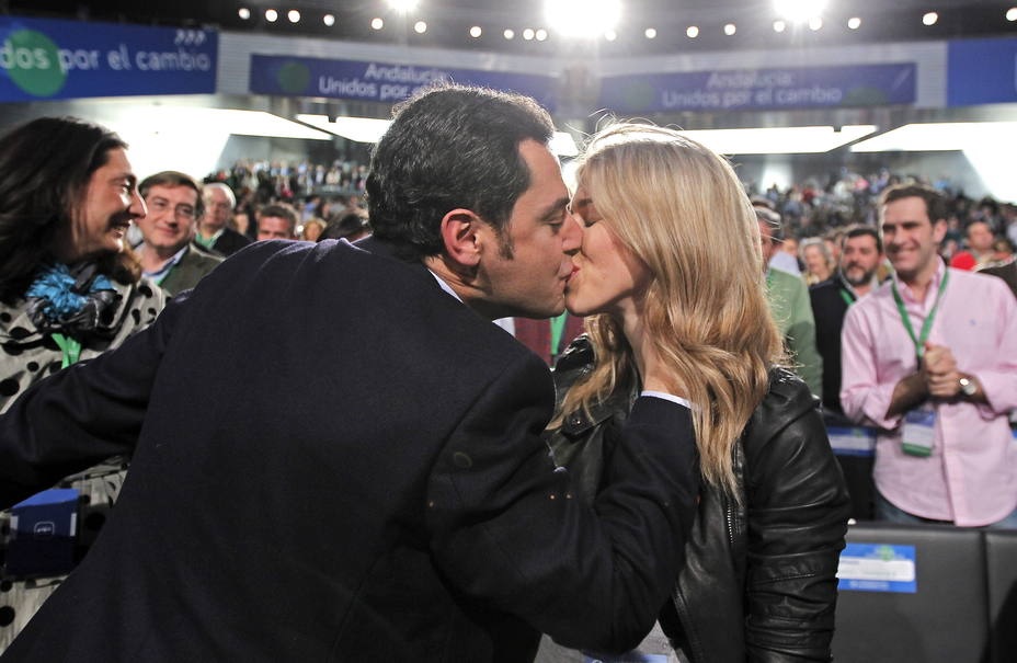 Juan Manuel Moreno, besa a su esposa, Manuela Villena, durante la presentacion de su candidatura a la presidencias del PP-A en 2014