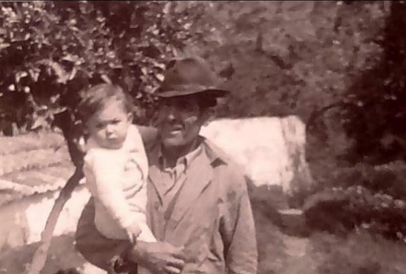Juan Manuel Moreno, con su abuelo Juan, en Alhaurín el Grande