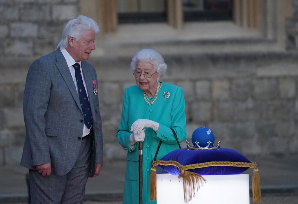 La reina Isabel II tiene molestias y no acudirá a la misa de Acción de Gracias