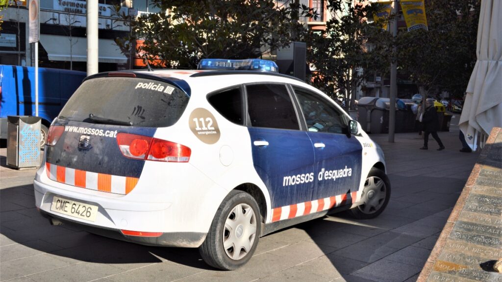 Detenido un conductor por intentar irrumpir en la sede central de Mossos con su coche