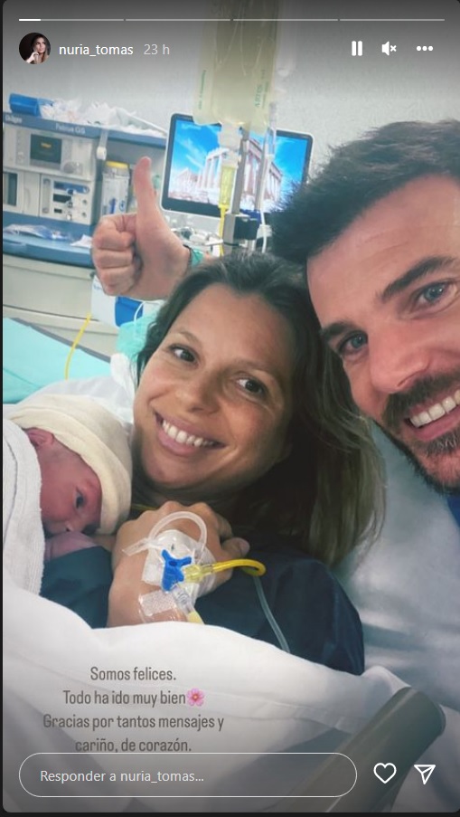 Núria Tomás, con su marido y su segundo hijo recién nacido