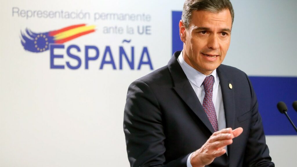 Sánchez anuncia un cheque de 200 euros para vulnerables y una rebaja del abono transporte