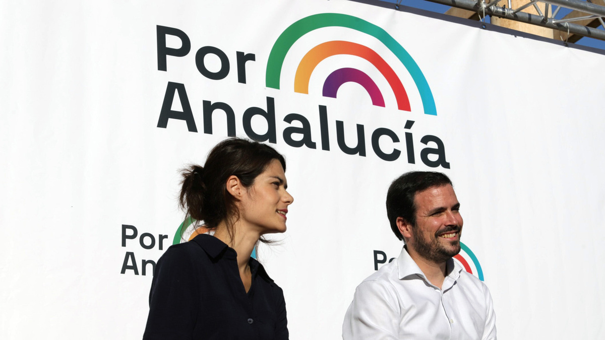 El Ministro de Consumo, Alberto Garzón, acompañado de la política Isa Serra, acude a un acto público de ‘Por Andalucía’.