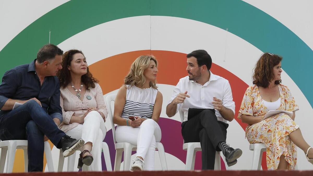 El diputado de Unidas Podemos, Juan Antonio Delgado (i), la ministra de Trabajo, Yolanda Díaz (c), el ministro de Consumo, Alberto Garzón y las candidatas a la Junta de Andalucía, Inma Nieto (2i) y Esperanza Gómez.