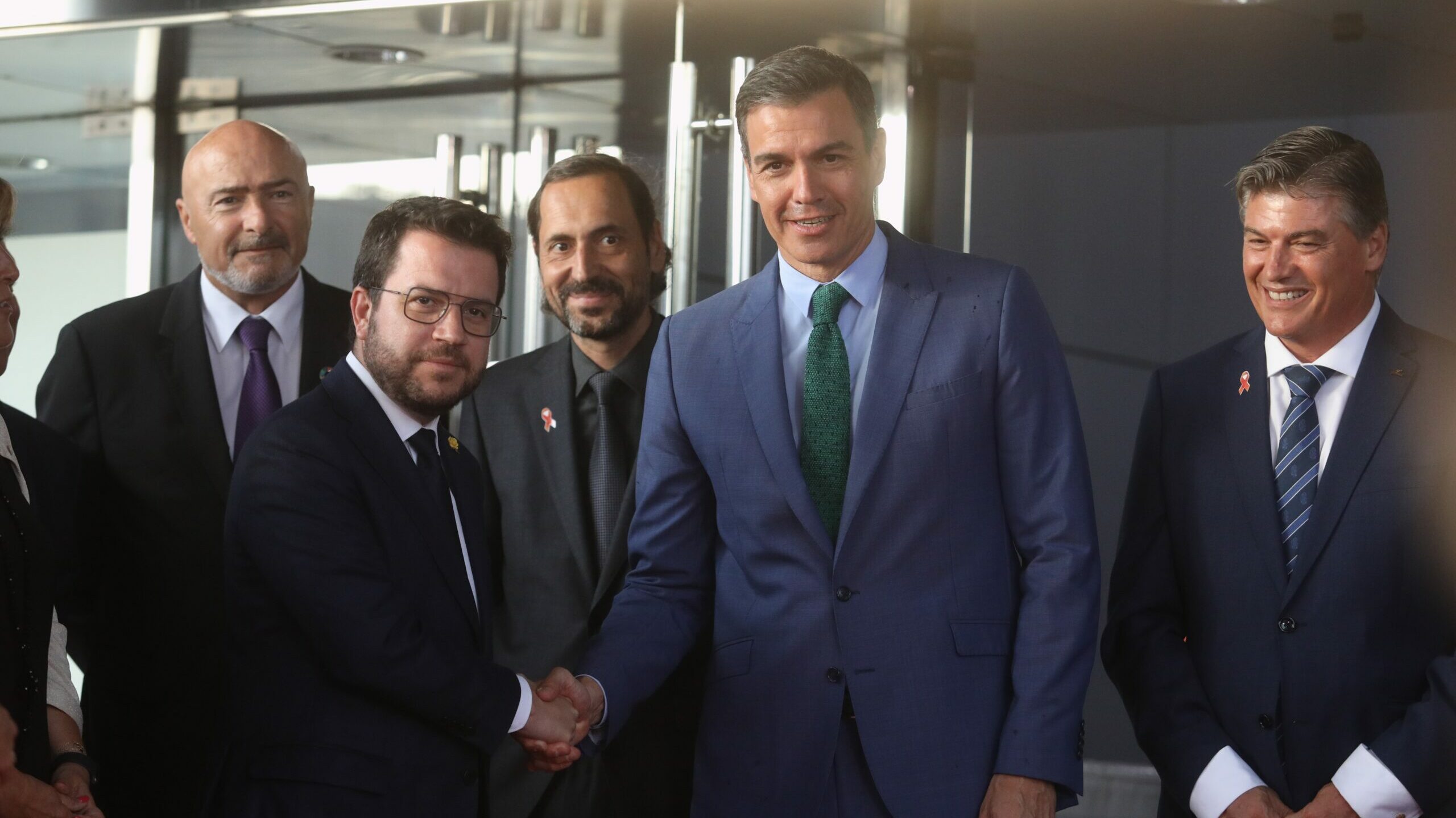 Pere Aragonès y Pedro Sánchez se dan la mano