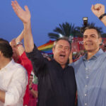 El presidente del Gobierno, Pedro Sánchez, (d) saluda junto al candidato del PSOE a la presidencia de la Junta de Andalucía, Juan Espadas, en el cierre de campaña, este viernes.