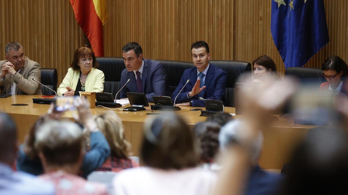 El presidente del Gobierno, Pedro Sánchez, con el grupo parlamentario socialista, este miércoles en el Congreso.