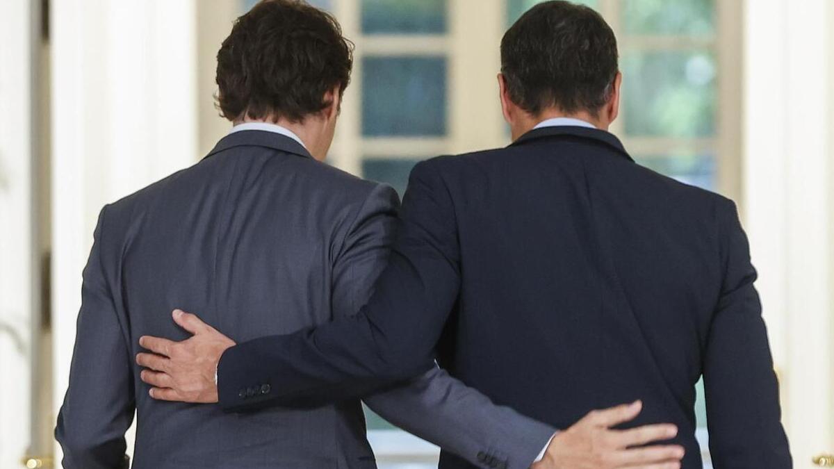 El presidente del Gobierno, Pedro Sánchez (d), abrazado al primer ministro de Canadá, Justin Trudeau, este jueves en Moncloa.