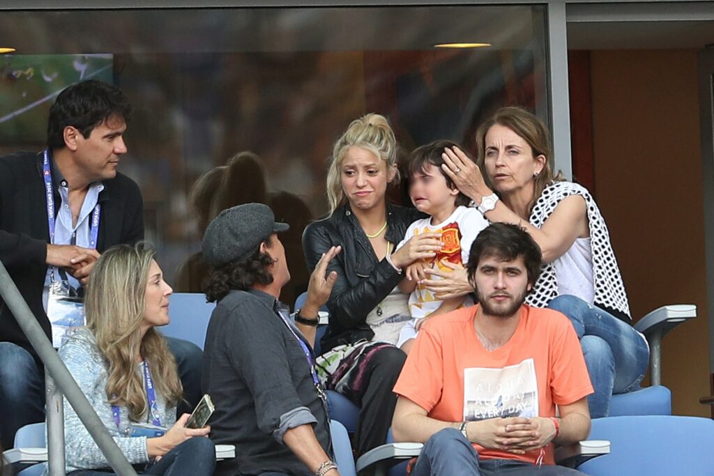 Shakira, con su hijo Milan, el hermano de Piqué y su madre
