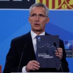 Jens Stoltenberg sostiene una copia del nuevo concepto estratégico de la OTAN, firmado en la Cumbre de Madrid