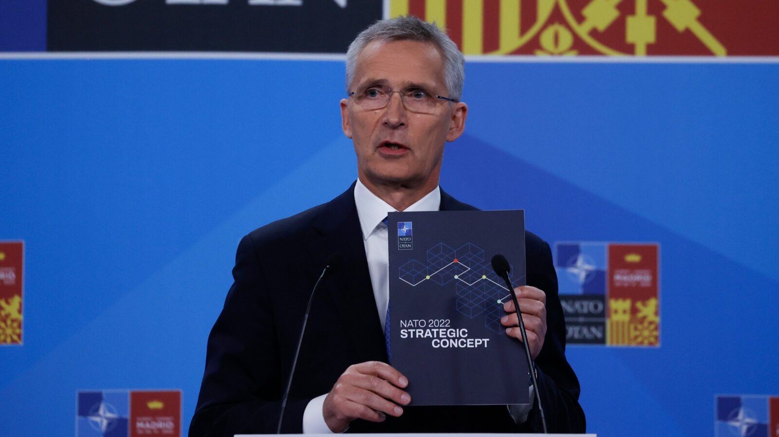 Jens Stoltenberg sostiene una copia del nuevo concepto estratégico de la OTAN, firmado en la Cumbre de Madrid