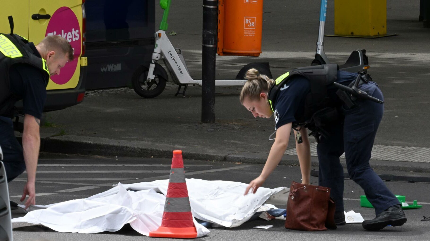 Una policía tapa el cuerpo de un fallecido en el atropello de Berlín