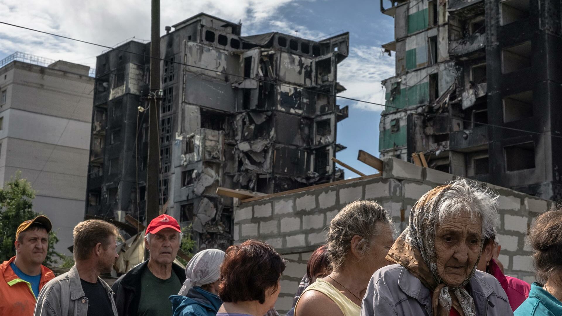 Residentes ucranianos esperan colas para recibir ayuda humanitaria en Borodianka, en la región de Kiev