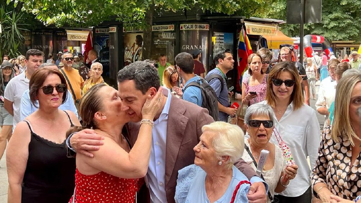 Juanma Moreno durante su multitudinario paseo por el centro de Granada este miércoles