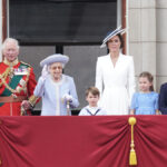 La reina Isabel II sale a saludar al balcón con otros miembros de la familia real británica