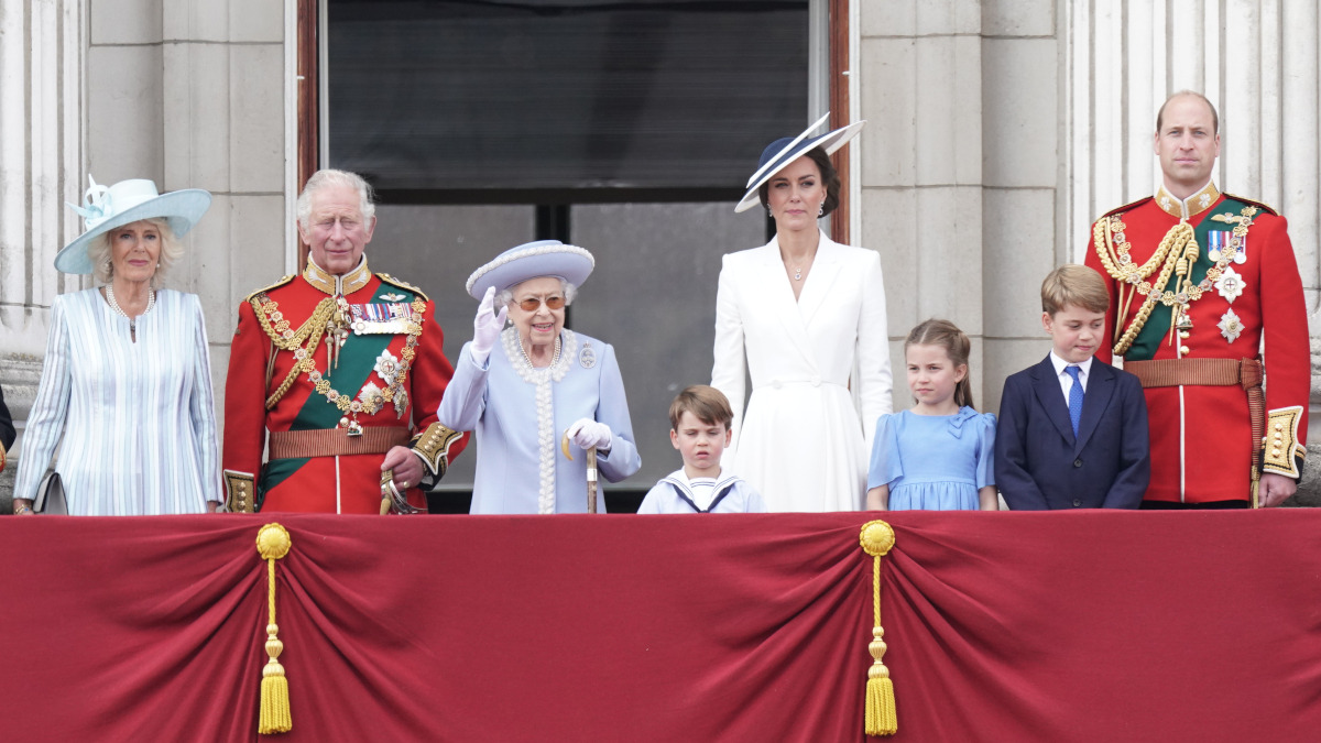 La reina Isabel II sale a saludar al balcón con otros miembros de la familia real británica