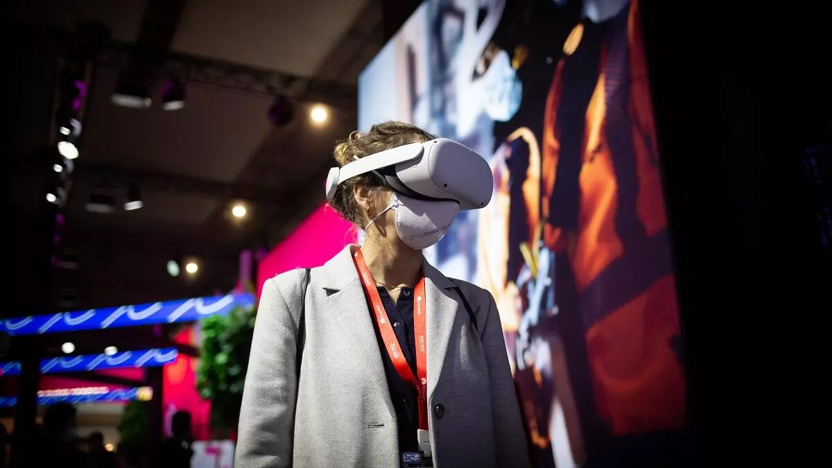 Una mujer con gafas de realidad virtual en el Mobile World Congress 2022