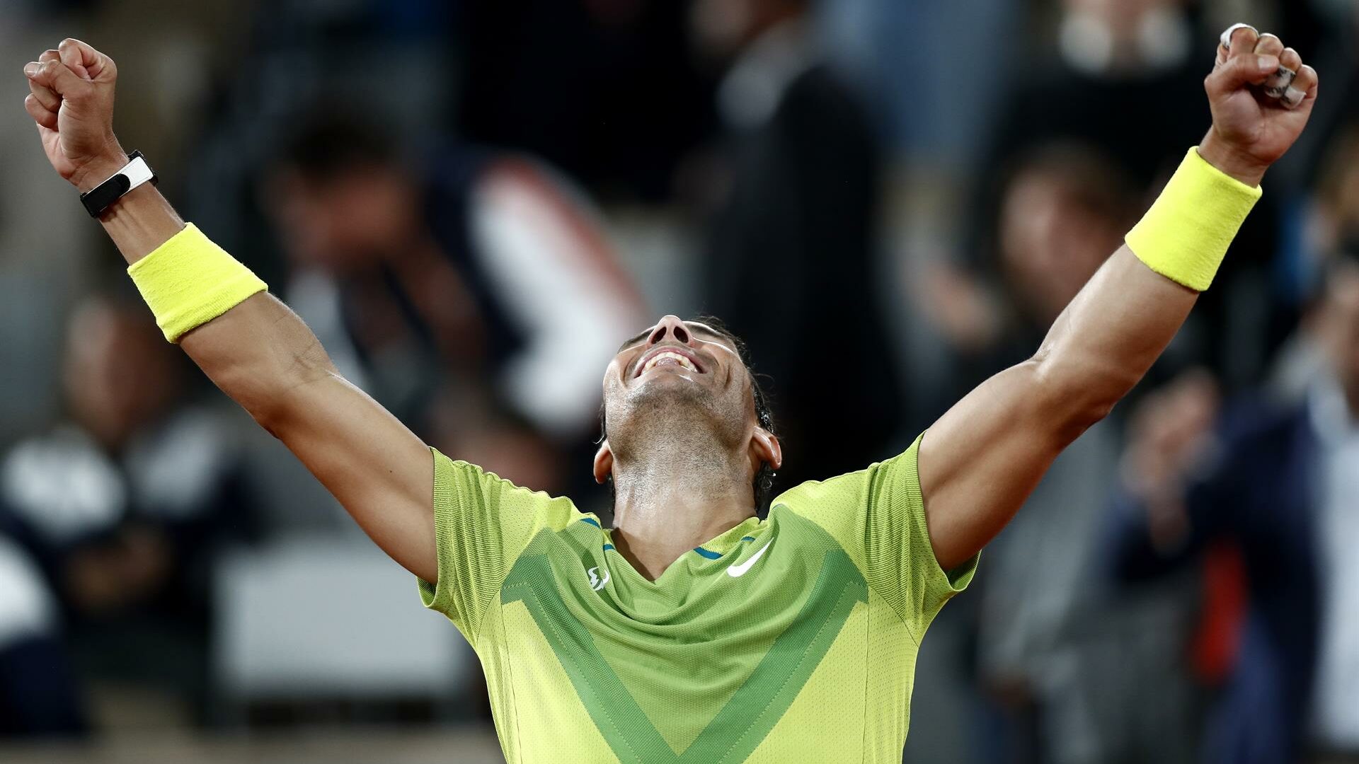 Rafa Nadal firma su enésima obra maestra en París ante Novak Djokovic y luchará es semis