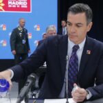 383 asesores y Sánchez vuelve a comparecer ante la OTAN con la bandera de España al revés