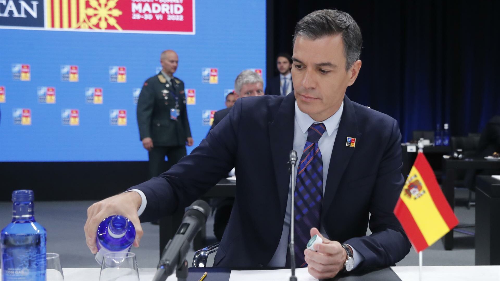 383 asesores y Sánchez vuelve a comparecer ante la OTAN con la bandera de España al revés