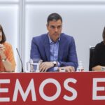 La presidenta del PSOE, Cristina Narbona; el secretario general del PSOE, Pedro Sánchez, y la vicesecretaria Adriana Lastra, este lunes.