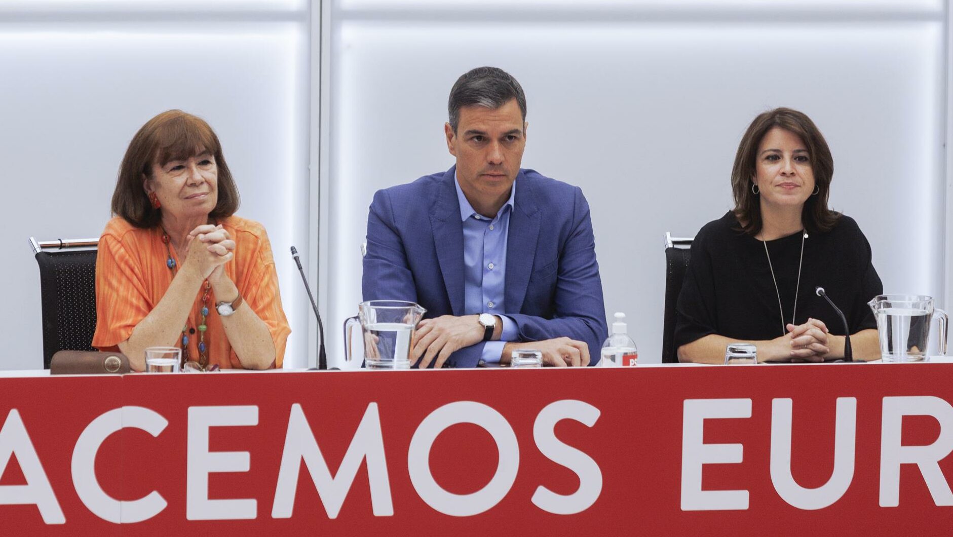 La presidenta del PSOE, Cristina Narbona; el secretario general del PSOE, Pedro Sánchez, y la vicesecretaria Adriana Lastra, este lunes.