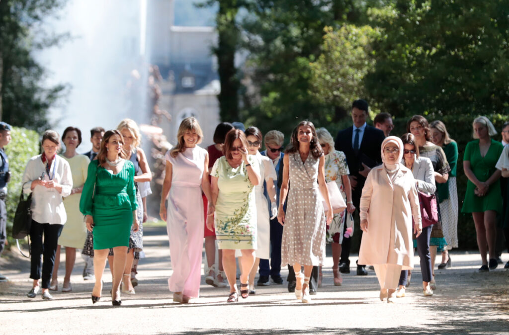 La reina Letizia visita La Granja con las primeras damas y caballeros de la OTAN