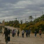 Inmigrantes entrando en España tras un nuevo salto a la valla de Melilla desde Marruecos