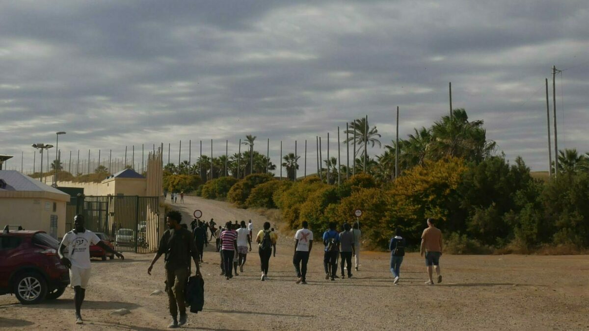 Inmigrantes entrando en España tras un nuevo salto a la valla de Melilla desde Marruecos
