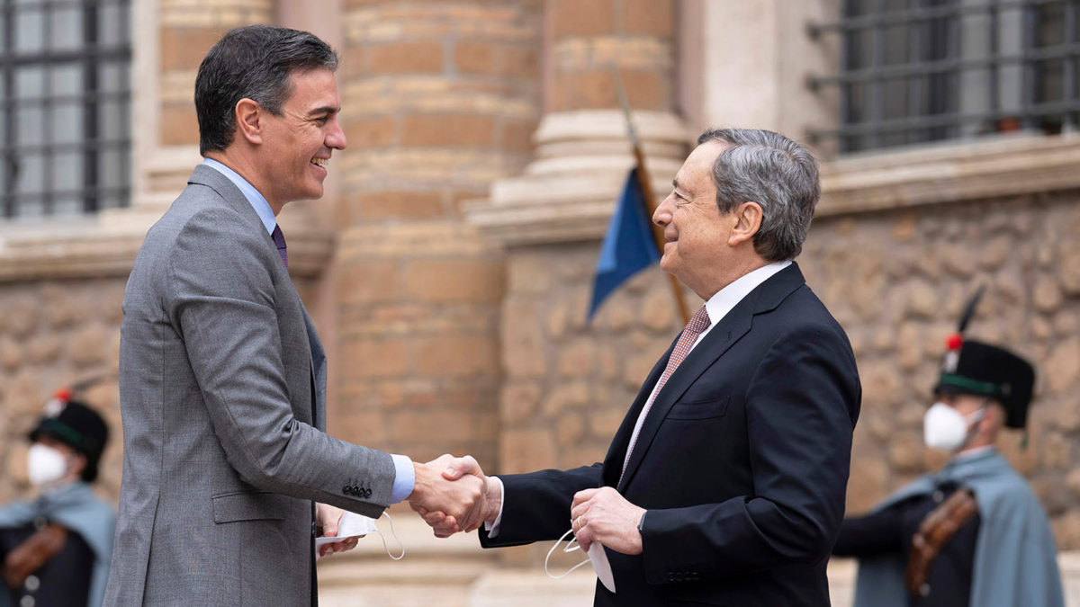 Sánchez gravará a las energéticas en 2022 con una copia 'low cost' del plan de Draghi
