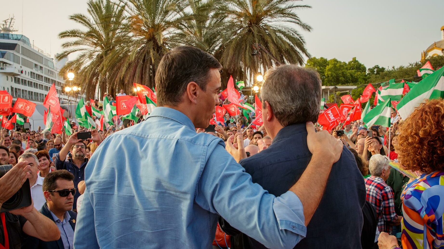 El candidato del PSOE a la presidencia de la Junta de Andalucía, Juan Espadas, (i) abraza al presidente del Gobierno de España, Pedro Sánchez